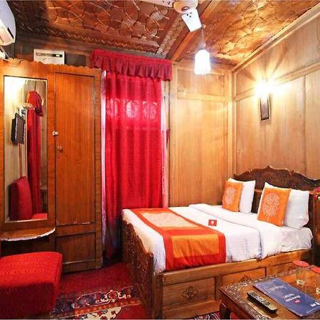 Calm Holiday Inn Сринагар Экстерьер фото
