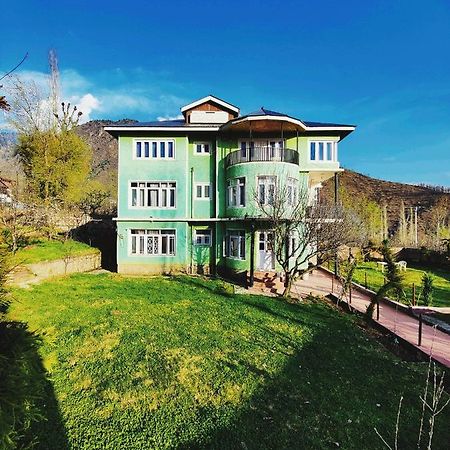 Calm Holiday Inn Сринагар Экстерьер фото