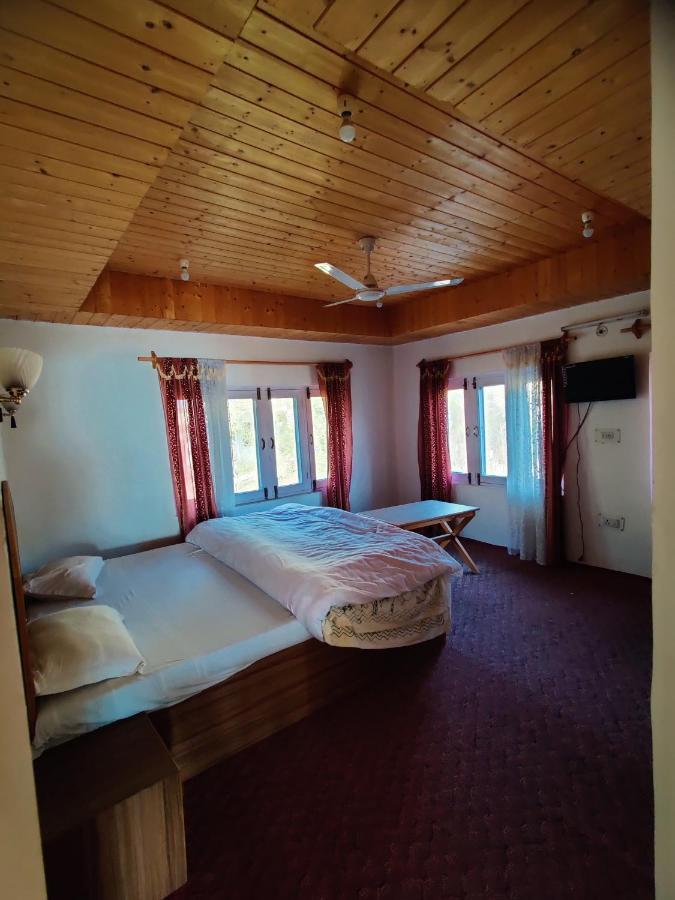 Calm Holiday Inn Сринагар Экстерьер фото