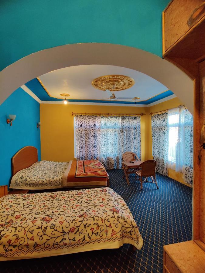 Calm Holiday Inn Сринагар Экстерьер фото