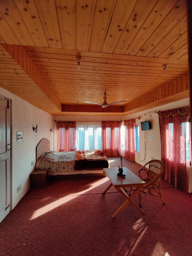 Calm Holiday Inn Сринагар Экстерьер фото