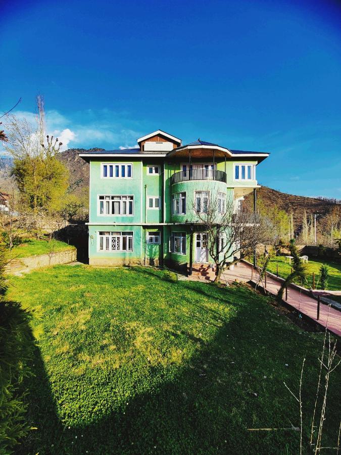 Calm Holiday Inn Сринагар Экстерьер фото