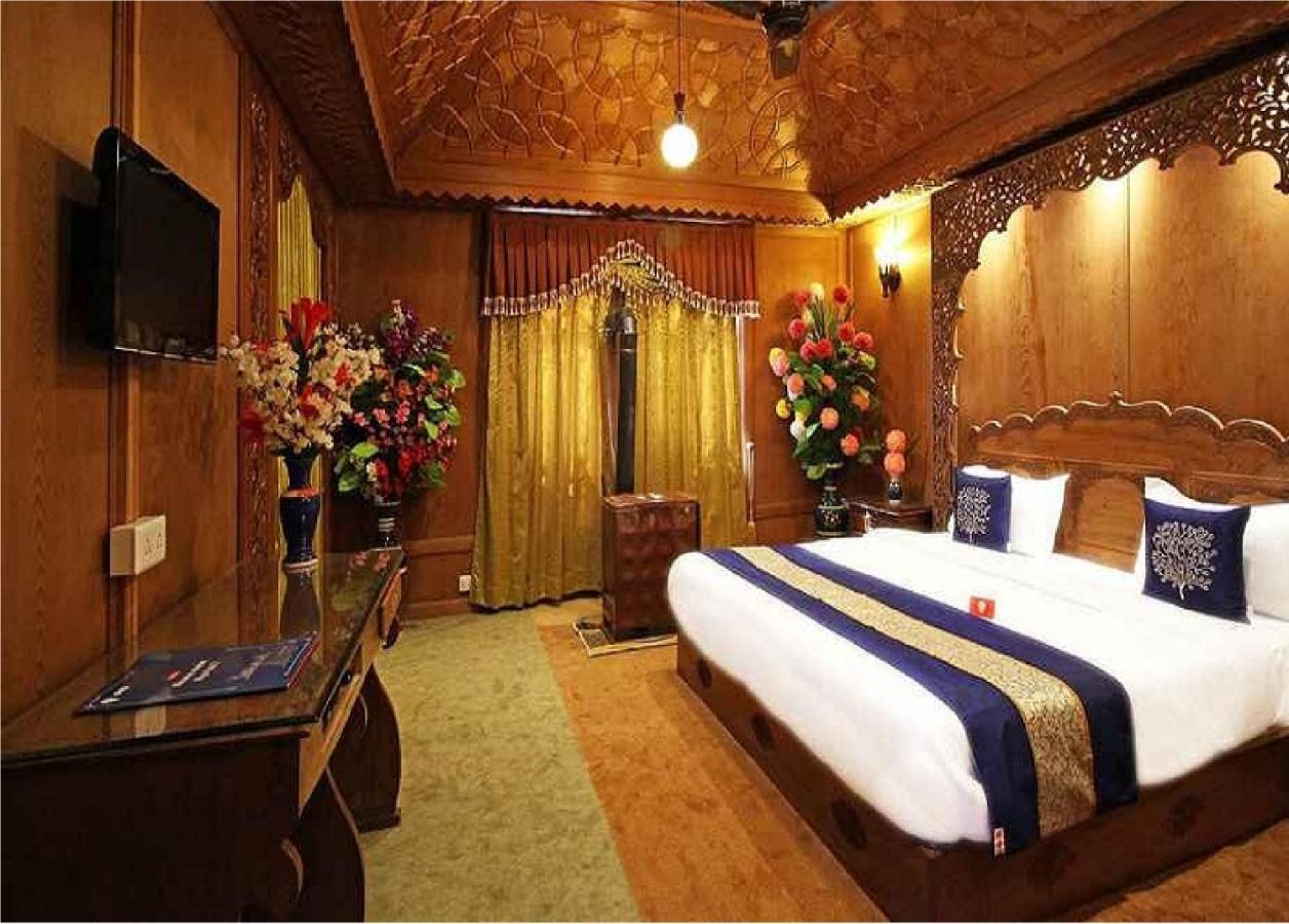 Calm Holiday Inn Сринагар Экстерьер фото