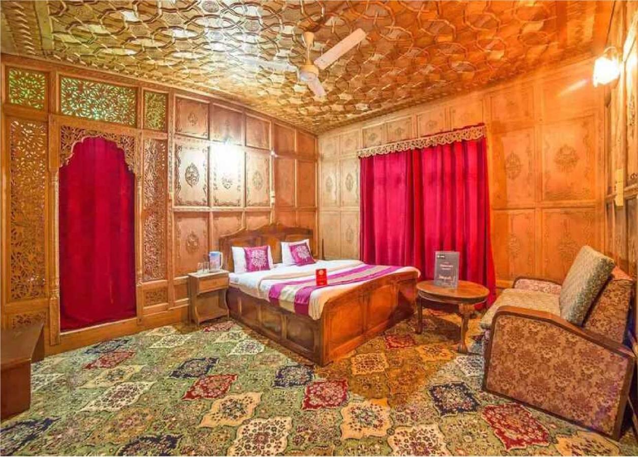 Calm Holiday Inn Сринагар Экстерьер фото